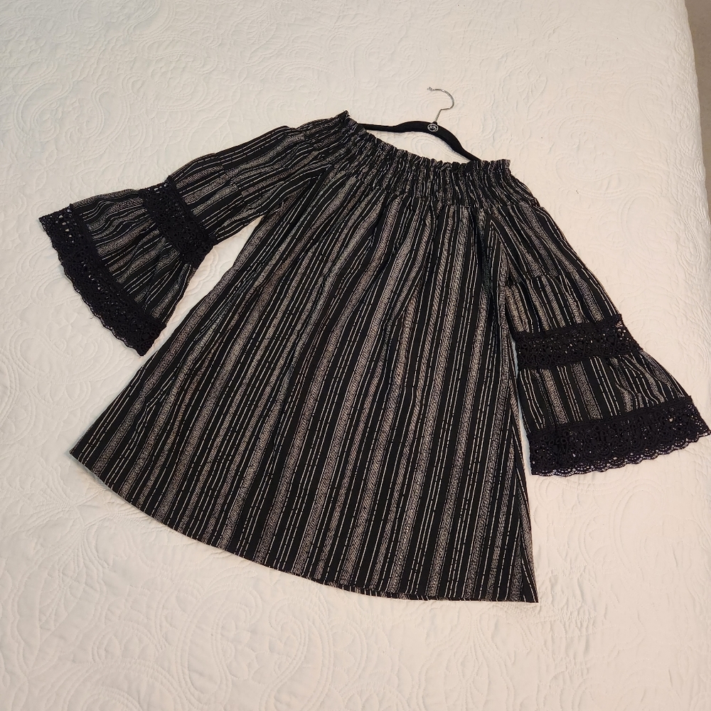 Black/Ivory off shoulder top S-M